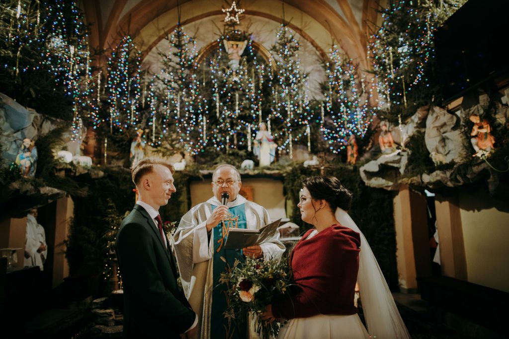 Zimowy ślub - Ania i Denis - Ślub w Tułowicach, Wesele w Hotelu Arkas 157 zimowa dekoracja kościoła ślubna