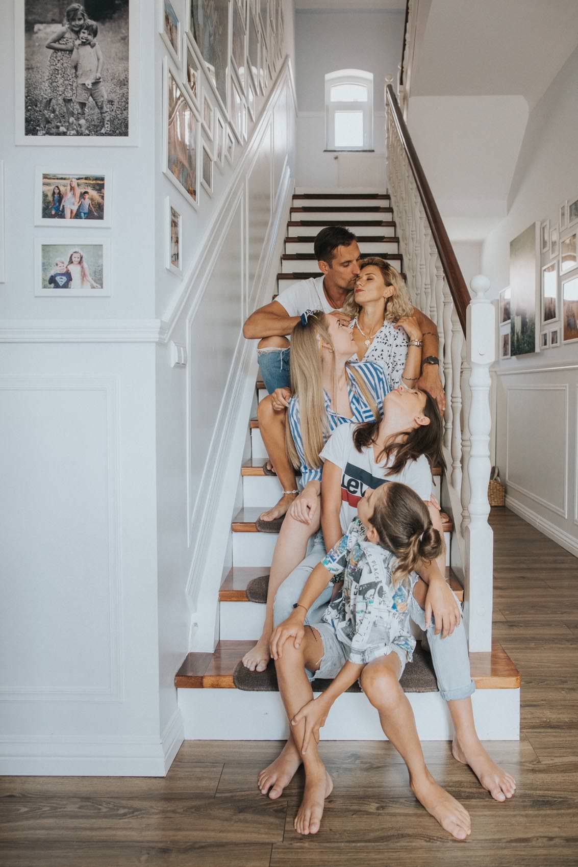 Zdjęcie rodziny podczas sesji fotograficznej w domu