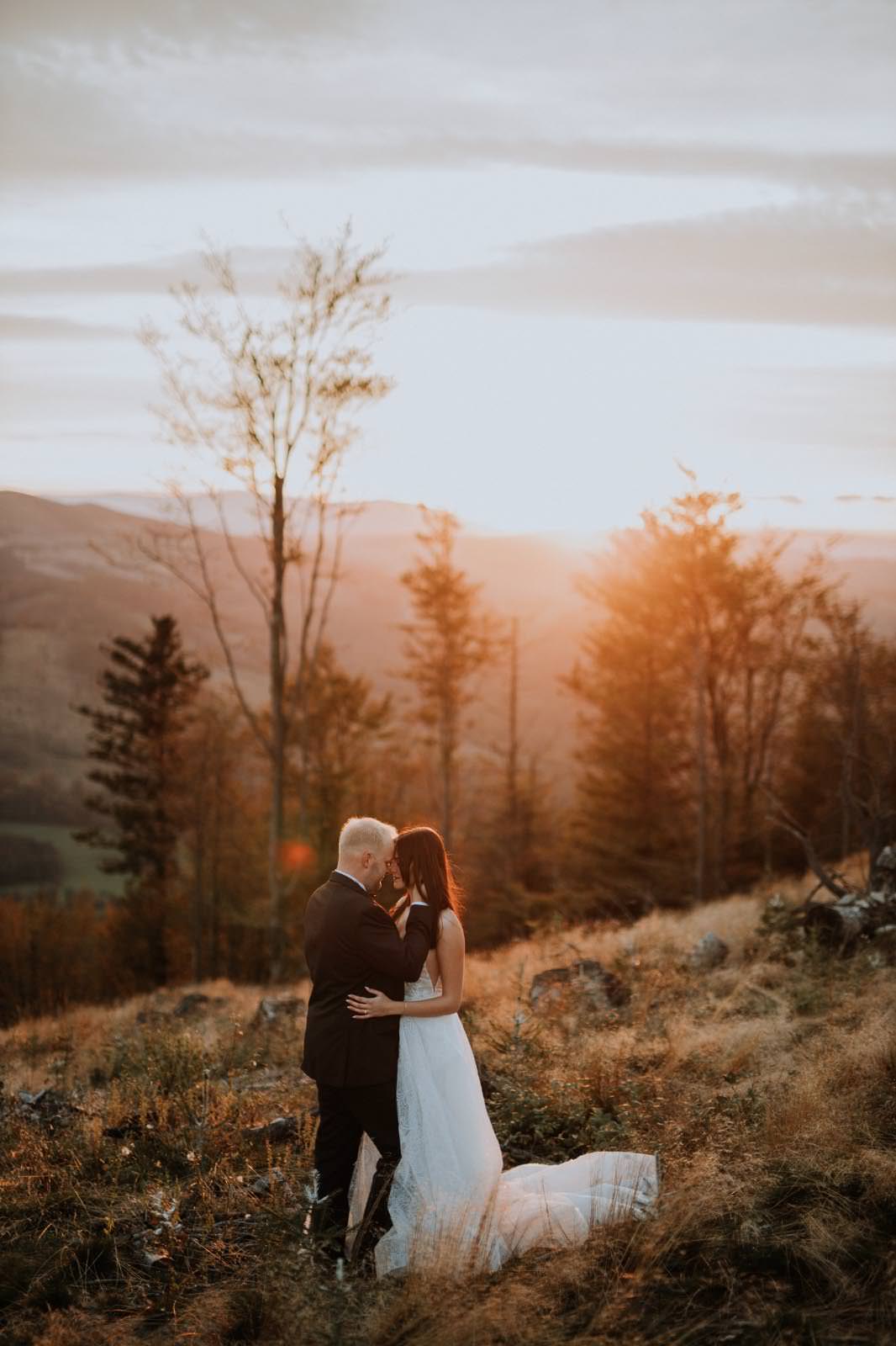 para młoda w górach podczas zachodzącego słońca